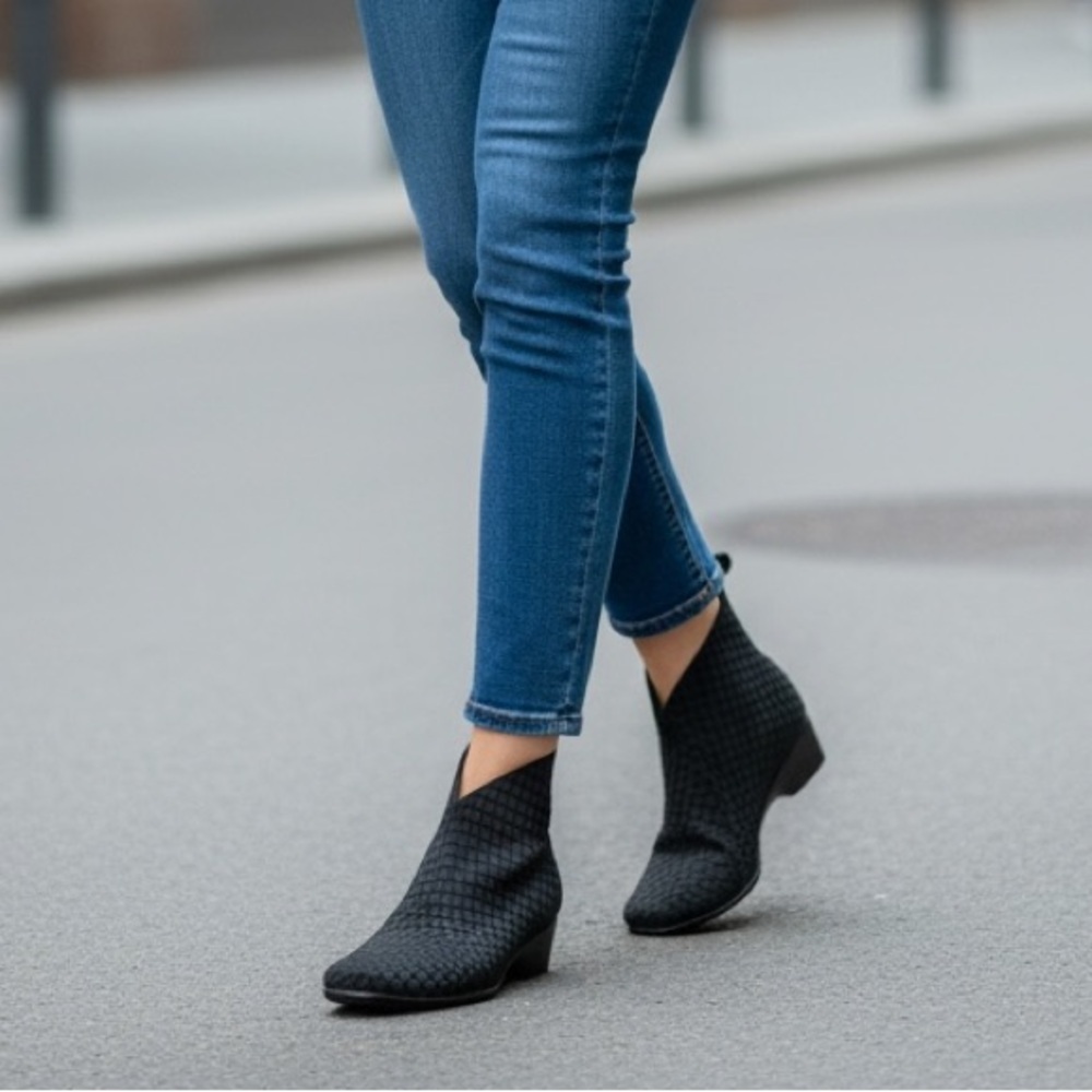 Charleston Shoe Co Barcelona Boot Black Stretch Fabric Upper Size 7.5 EUC